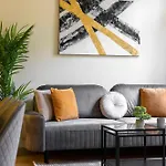 Exclusive & Spacious W/ 4bedrm 2bathrm * Budapest