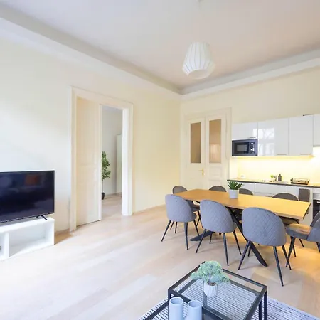 Exclusive & Spacious W/ 4bedrm 2bathrm Apartman