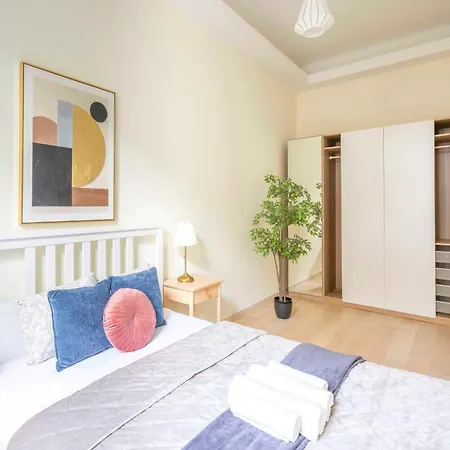 Exclusive & Spacious W/ 4bedrm 2bathrm Apartman