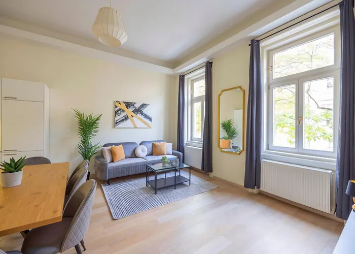 Exclusive & Spacious W/ 4bedrm 2bathrm Budapest