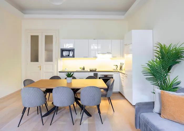 Apartman Exclusive & Spacious W/ 4bedrm 2bathrm