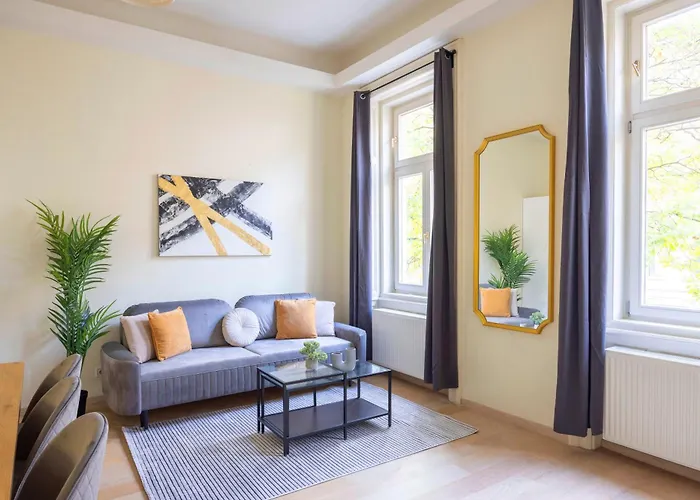 Exclusive & Spacious W/ 4bedrm 2bathrm Budapest