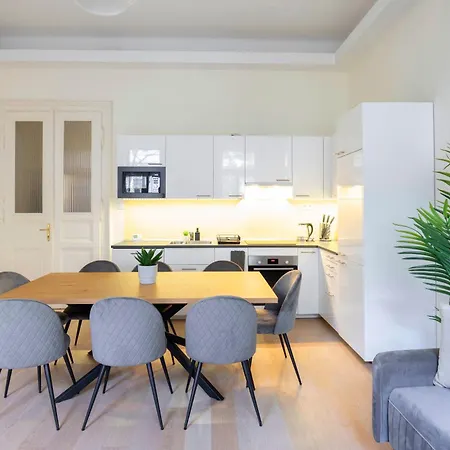 דירה Exclusive & Spacious W/ 4bedrm 2bathrm