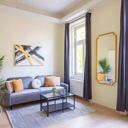 Exclusive & Spacious W/ 4bedrm 2bathrm בודפשט