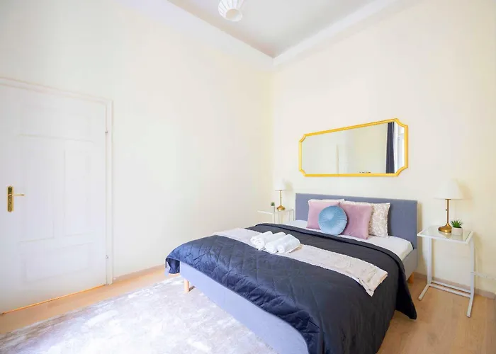 דירה Exclusive & Spacious W/ 4bedrm 2bathrm *