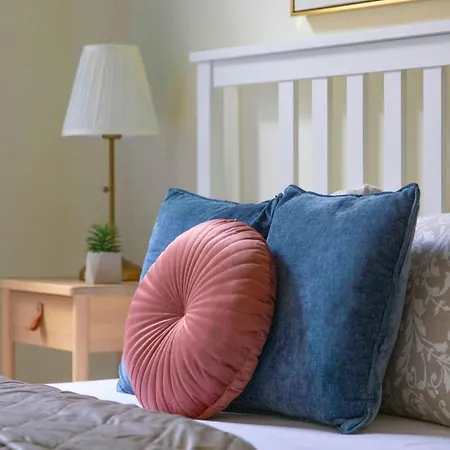 Exclusive & Spacious W/ 4bedrm 2bathrm Διαμέρισμα