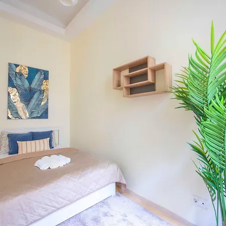 Exclusive & Spacious W/ 4bedrm 2bathrm Διαμέρισμα