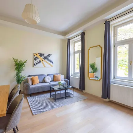 Exclusive & Spacious W/ 4bedrm 2bathrm Budapest