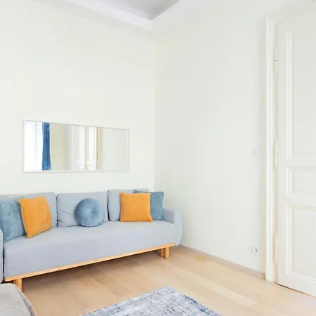 Exclusive & Spacious W/ 4bedrm 2bathrm Apartment Budapest