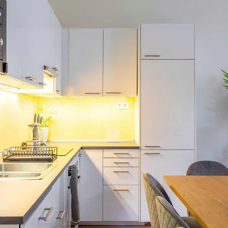 Exclusive & Spacious W/ 4bedrm 2bathrm Budapest